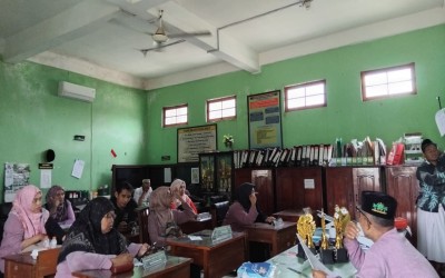 KEGIATAN RAPAT EVALUASI GURU MI WACHID HASYIM WONOMLATI