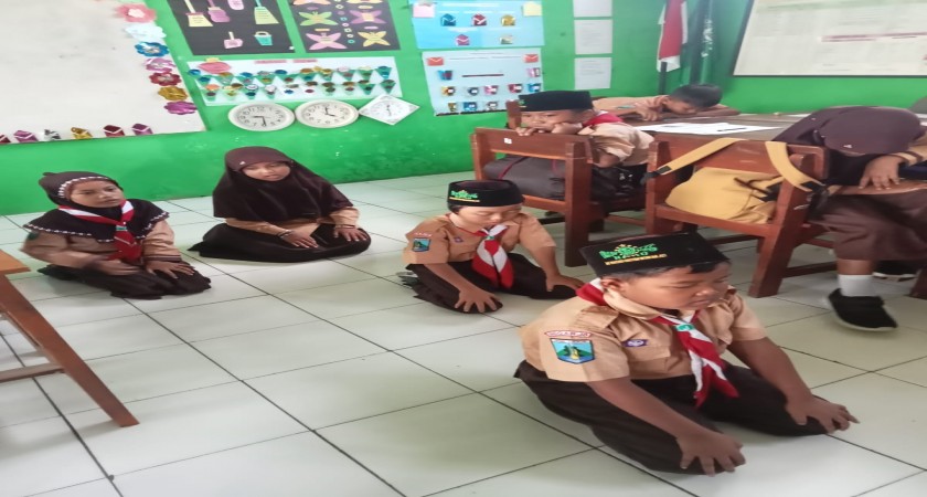 Kelas  2B MI.Wachid Hasyim mempraktikkan sholat berjamaah secara berkelompok