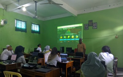 Pelatihan Website Tingkatkan Kualitas Guru di MI Wachid Hasyim