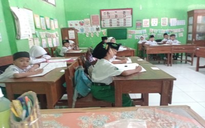 Kegiatan Pembelajaran Fikih: Tatacara Wudhu yang Menyenangkan di Kelas 1B MI Wachid Hasyim