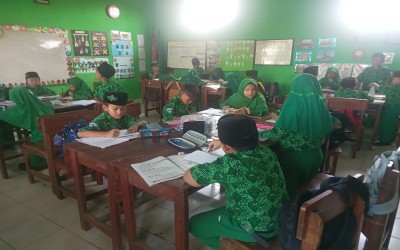 Kelas 2B melaksanakan pembelajaran Matematika dan mempraktekkan secara langsung tentang membandingkan berat benda secara berkelompok