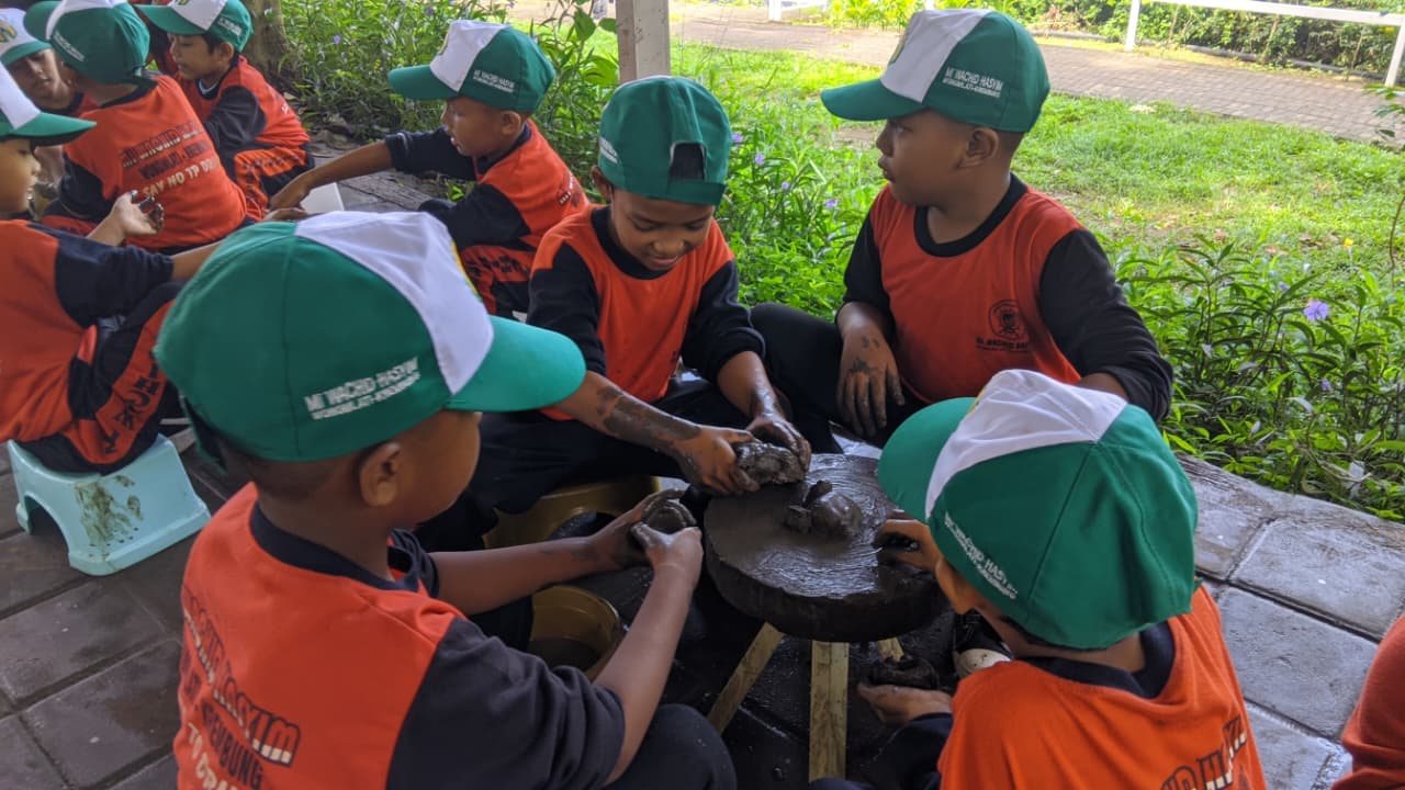 Petualangan Seru dan Edukatif: Outbound Kelas 1, 2, & 3 MI Wachid Hasyim Wonomlati di Lembah Pandawa