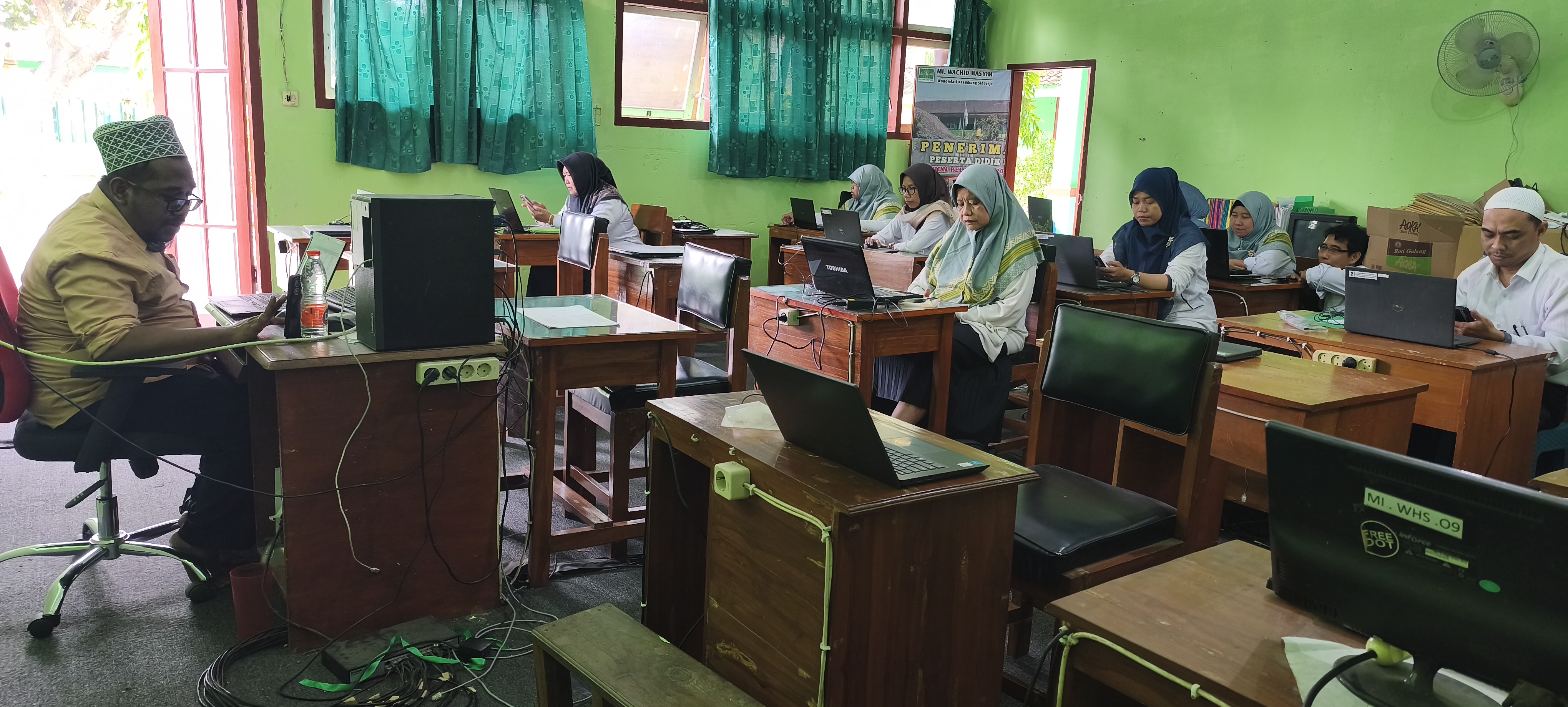 Pelatihan Website Tingkatkan Kualitas Guru di MI Wachid Hasyim