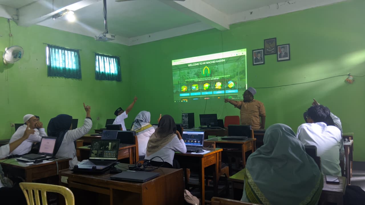 Pelatihan Website Tingkatkan Kualitas Guru di MI Wachid Hasyim