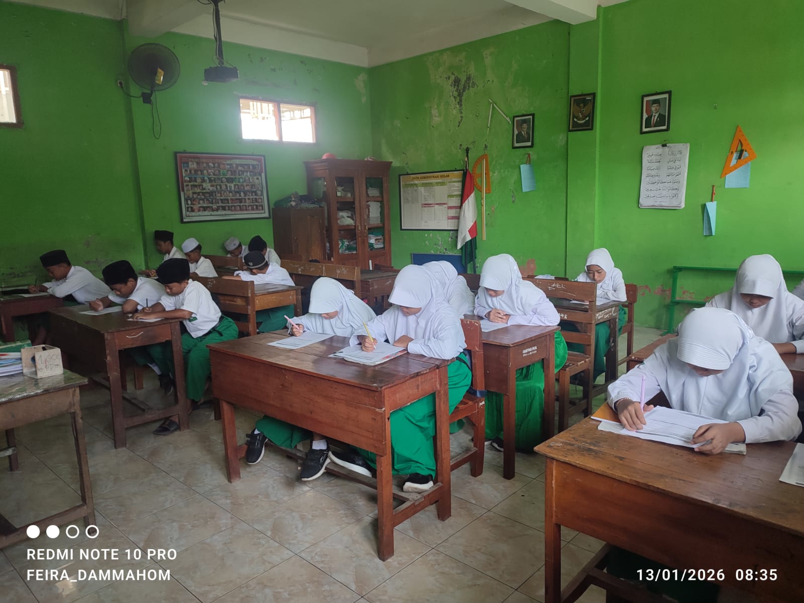 Anak - anak mengikuti persiapan menghadapi TKA dengan giat.