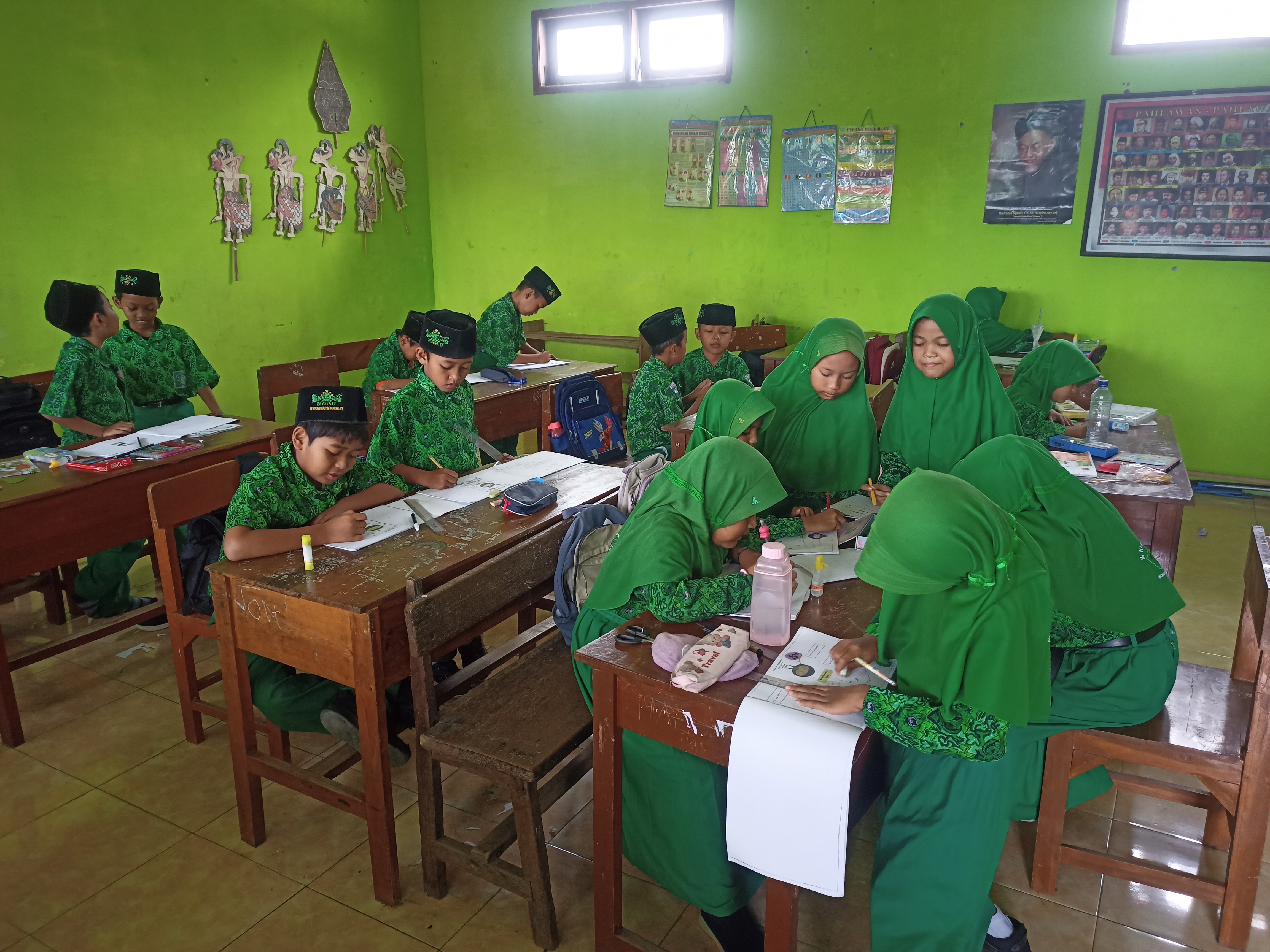 Kegiatan Bahasa Indonesia pembuatan poster di kelas 3B
