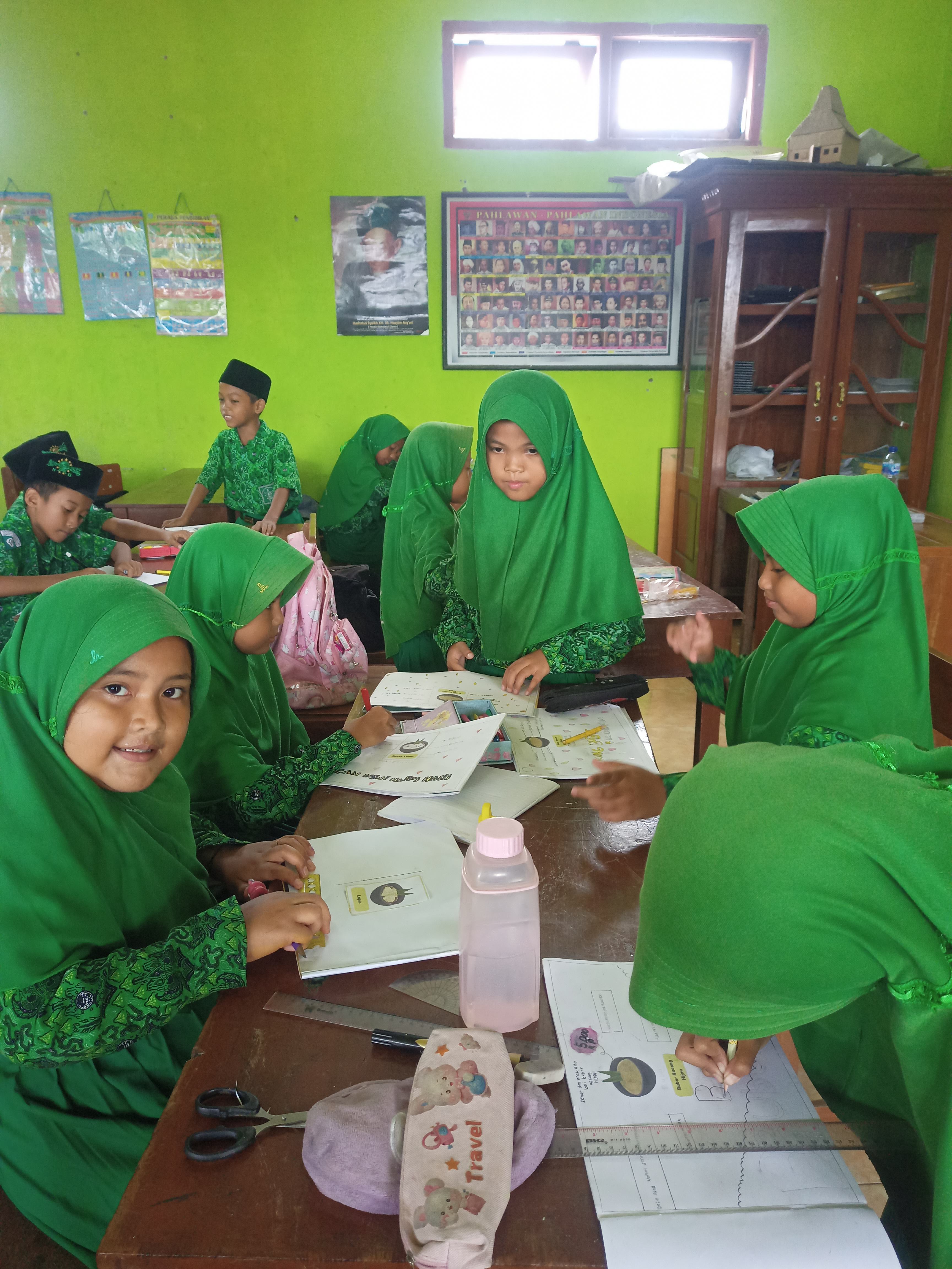 Kegiatan Bahasa Indonesia pembuatan poster di kelas 3B