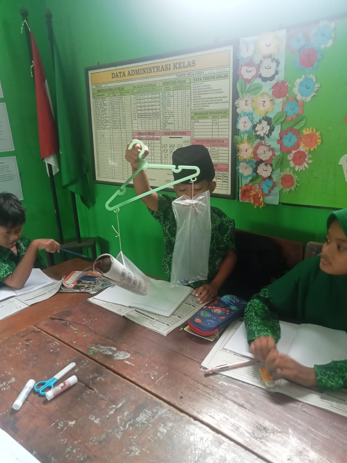membandingkan