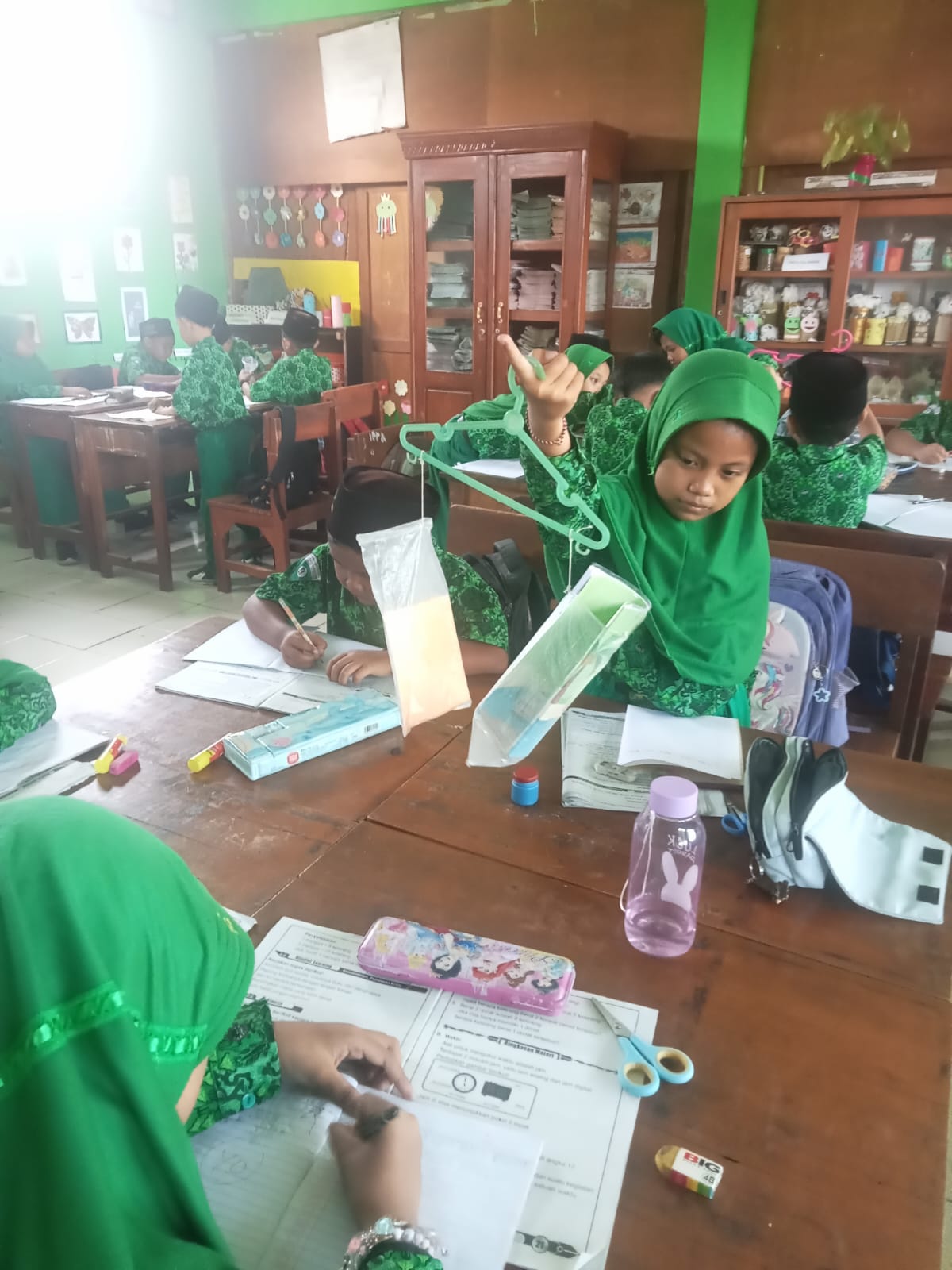 membandingkan