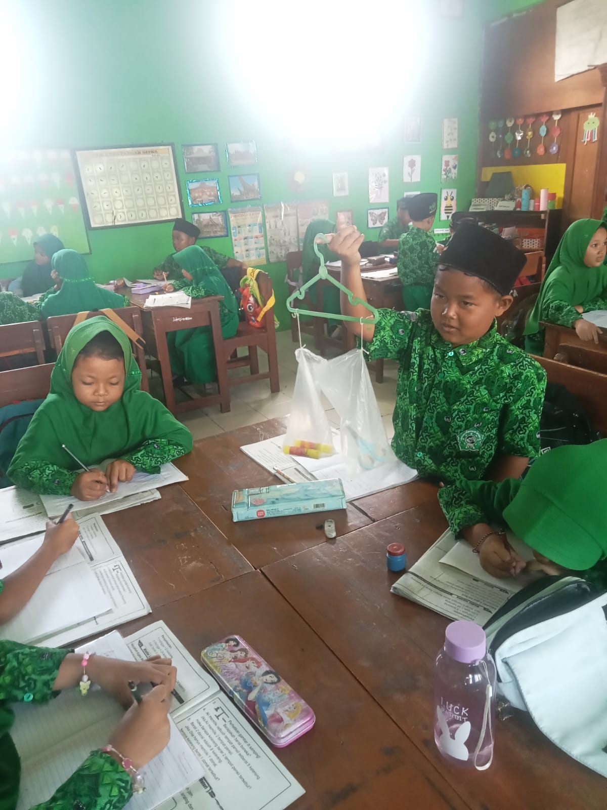 membandingkan