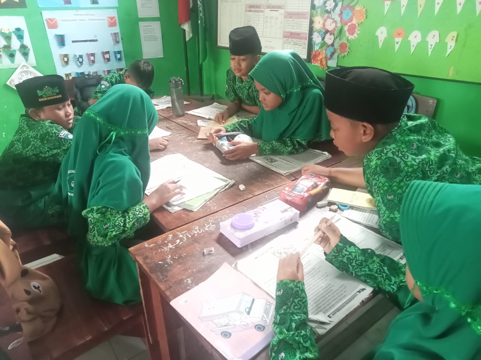 membuat kalimat tanya