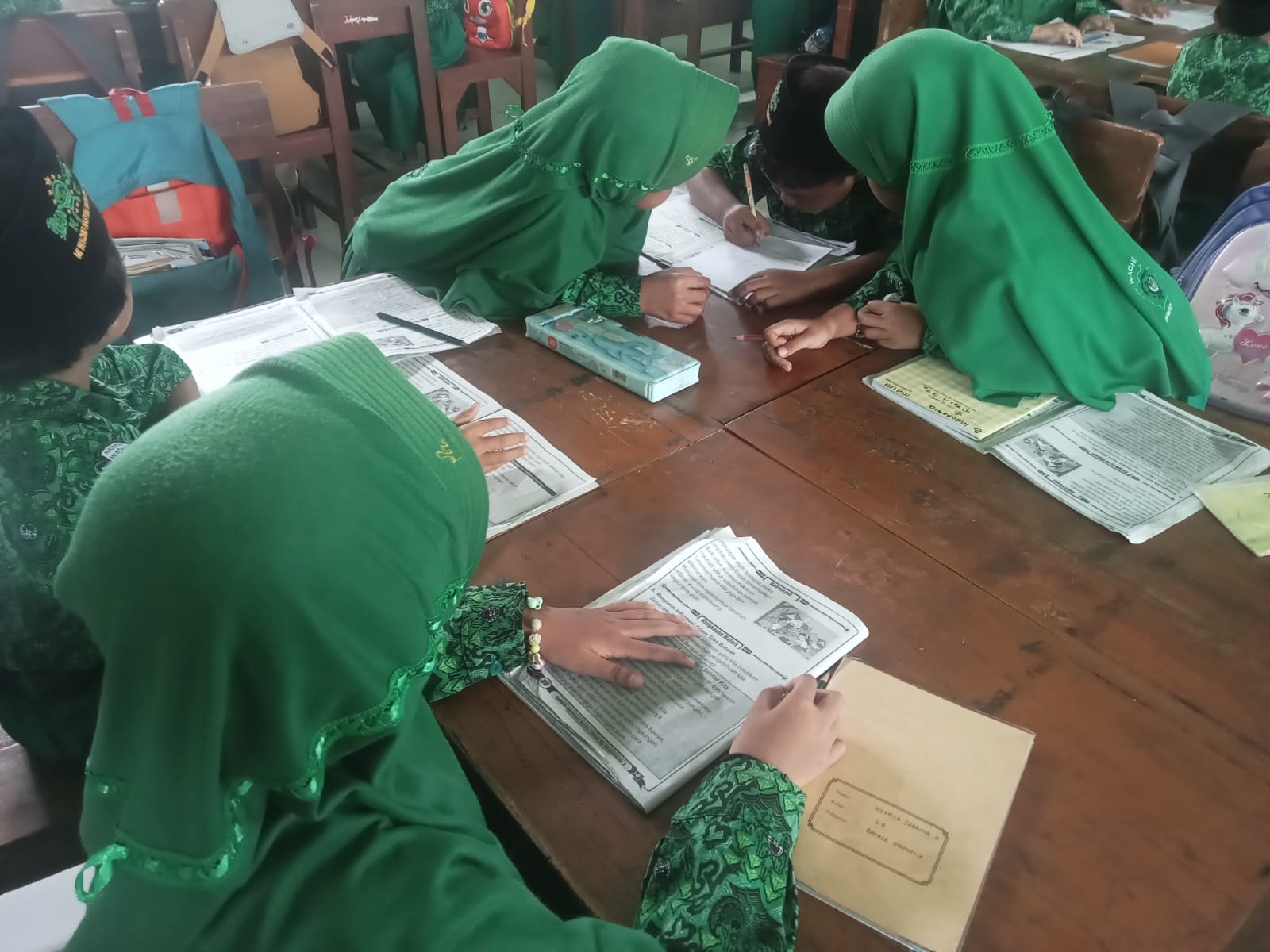 membuat kalimat tanya