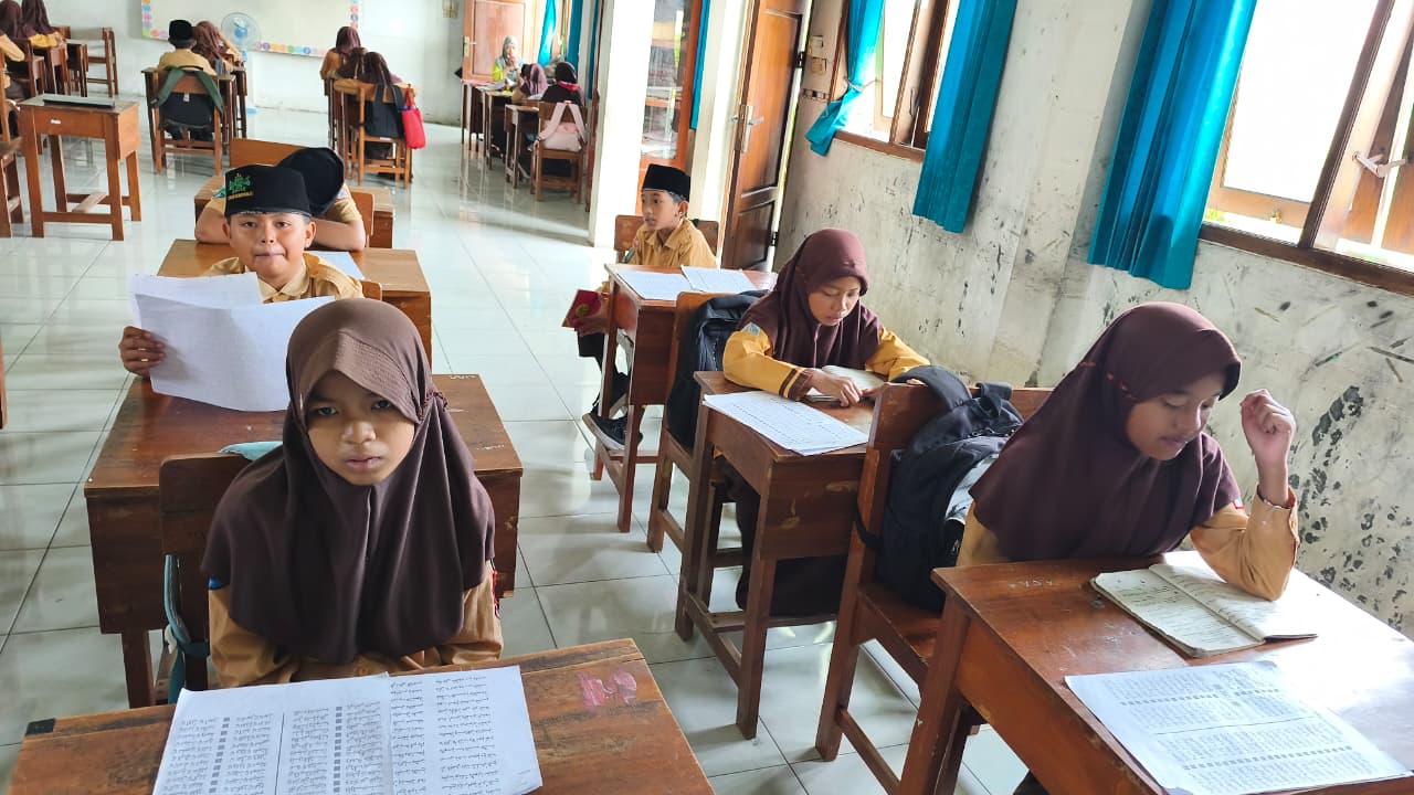Pembiasaan Keagamaan di MI Wachid Hasyim: Menanamkan Akhlak Mulia Sejak Dini Melalui Kegiatan Rutin Hari Sabtu