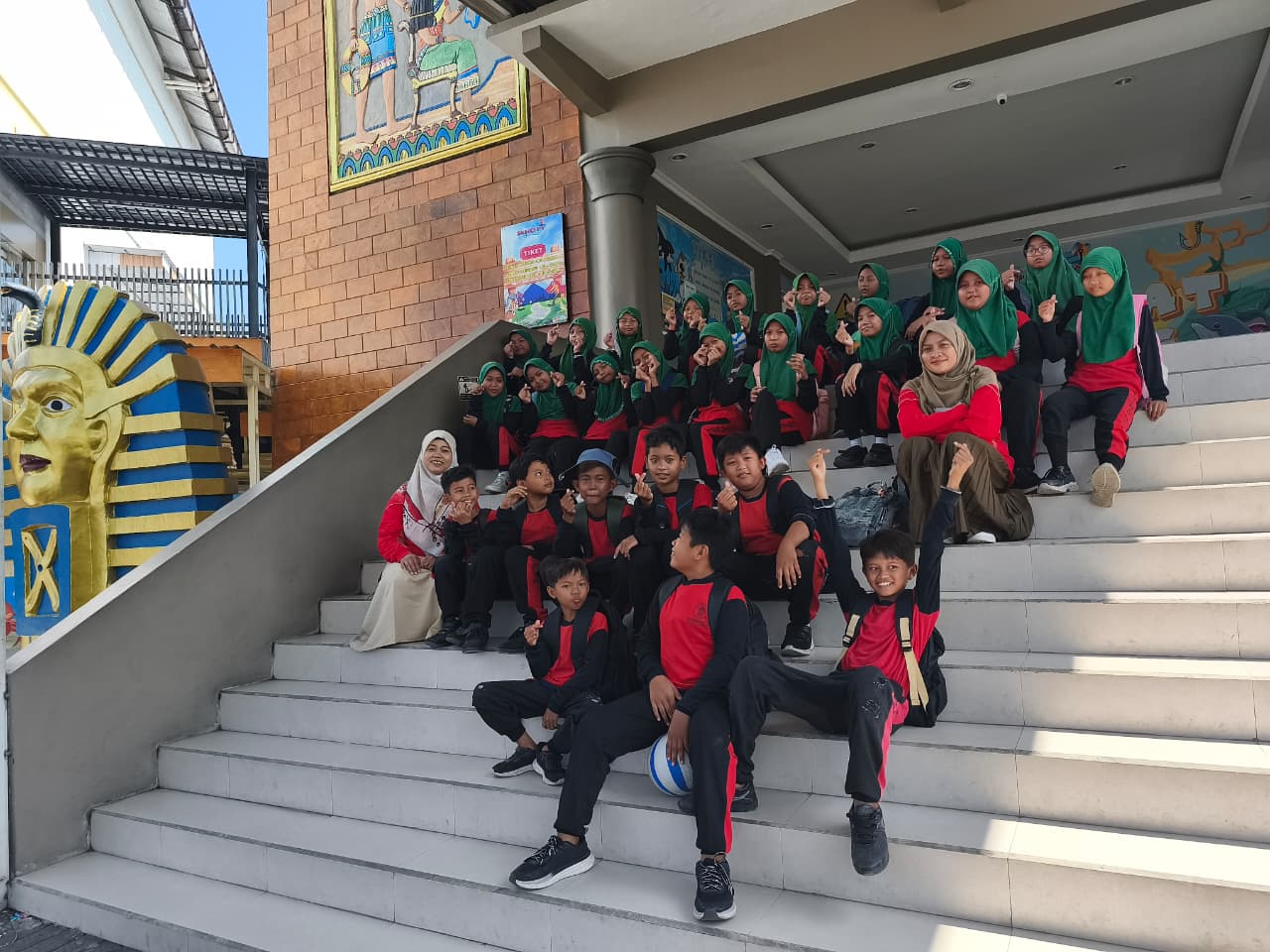 Kegiatan Berenang Kelas V MI Wachid Hasyim di Suncity Waterpark Sidoarjo sebagai Penutup Ujian Akhir Semester I