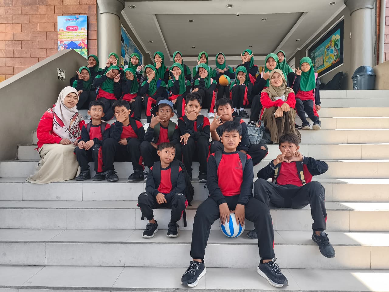 Kegiatan Berenang Kelas V MI Wachid Hasyim di Suncity Waterpark Sidoarjo sebagai Penutup Ujian Akhir Semester I