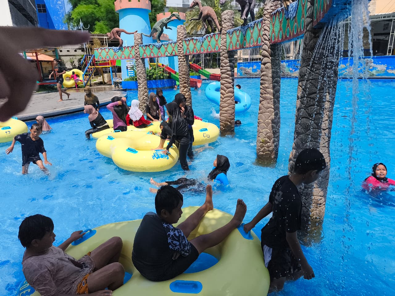 Kegiatan Berenang Kelas V MI Wachid Hasyim di Suncity Waterpark Sidoarjo sebagai Penutup Ujian Akhir Semester I