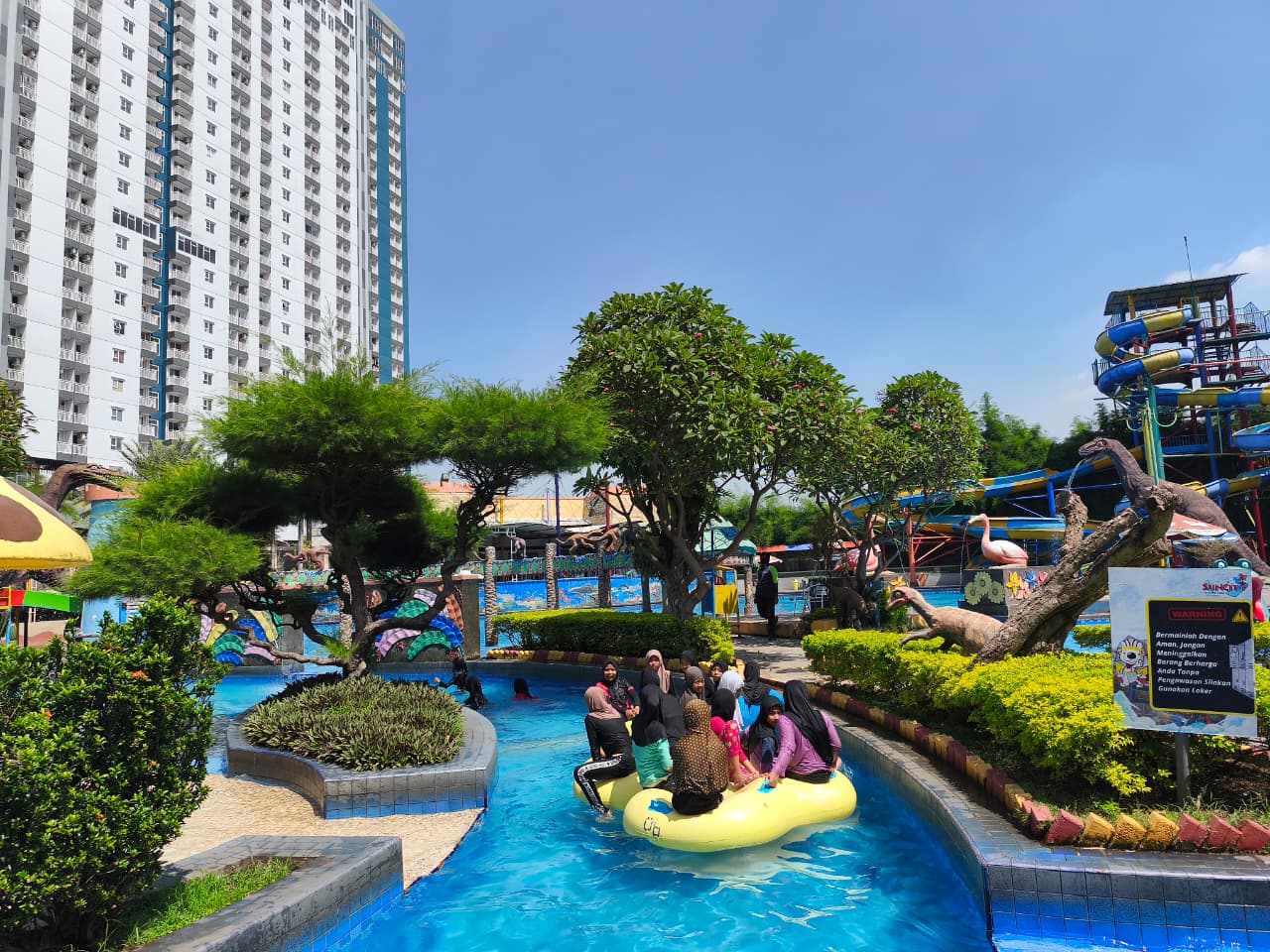 Kegiatan Berenang Kelas V MI Wachid Hasyim di Suncity Waterpark Sidoarjo sebagai Penutup Ujian Akhir Semester I