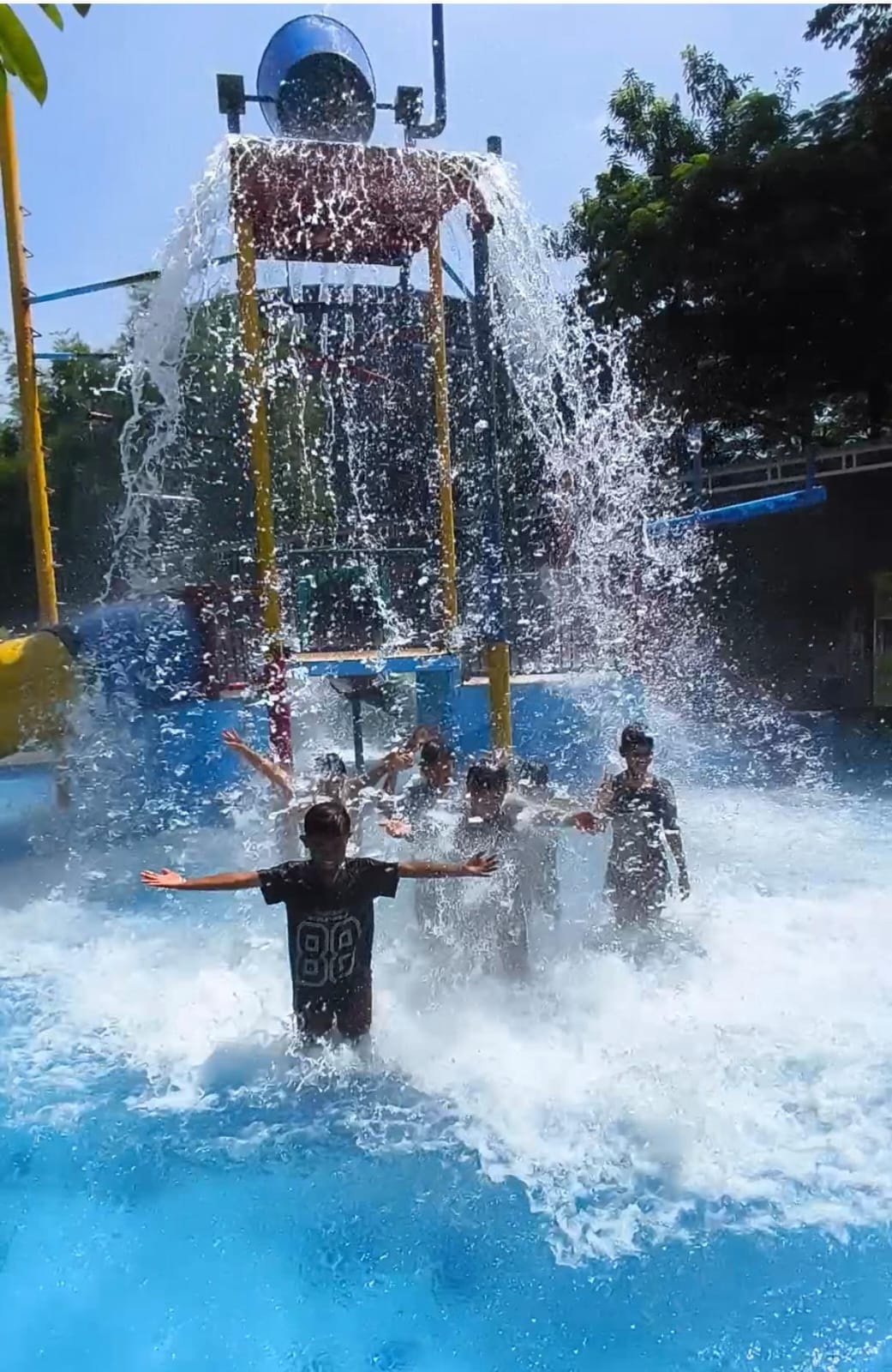 Kegiatan Berenang Kelas V MI Wachid Hasyim di Suncity Waterpark Sidoarjo sebagai Penutup Ujian Akhir Semester I