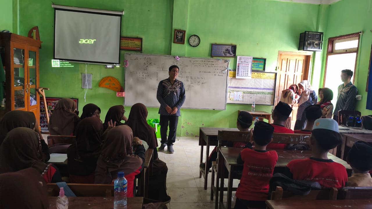 Sosialisasi MTs Unggulan Al Hidayah Mojokerto di MI Wachid Hasyim Berlangsung Antusias