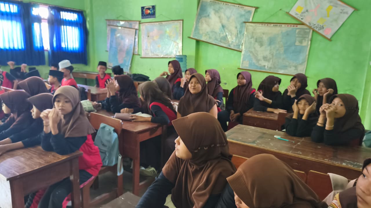 Sosialisasi MTs Unggulan Al Hidayah Mojokerto di MI Wachid Hasyim Berlangsung Antusias