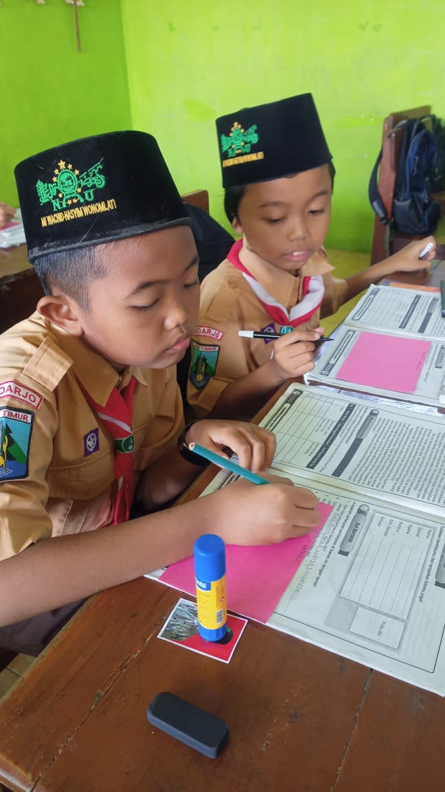Siswa Kelas 3B Berkreasi Membuat Kartu Identitas Diri pada Pembelajaran Pendidikan Pancasila