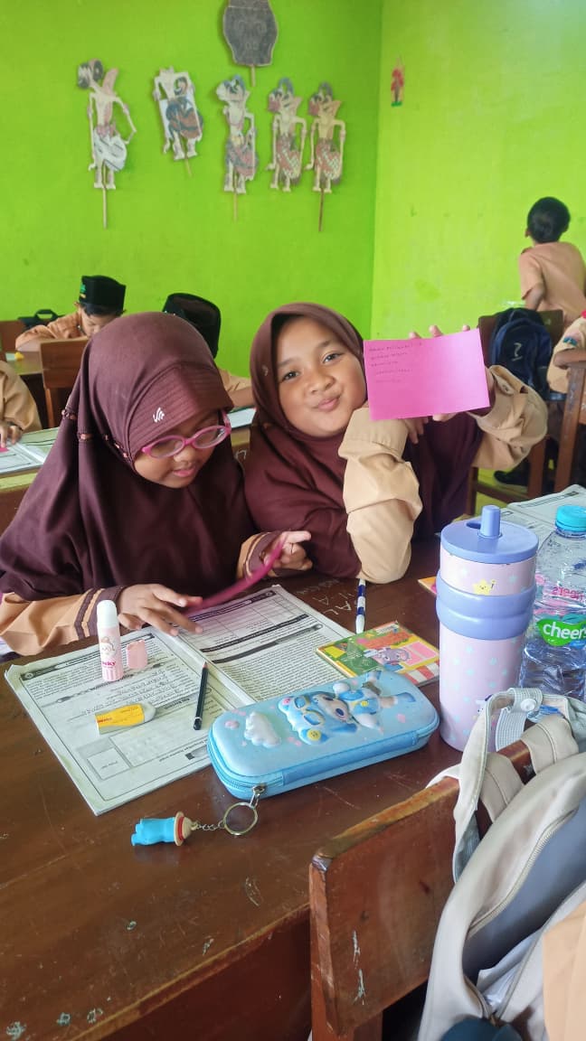 Siswa Kelas 3B Berkreasi Membuat Kartu Identitas Diri pada Pembelajaran Pendidikan Pancasila
