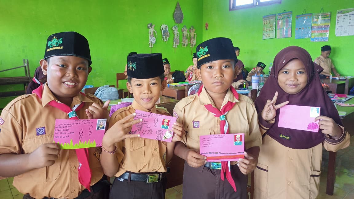 Siswa Kelas 3B Berkreasi Membuat Kartu Identitas Diri pada Pembelajaran Pendidikan Pancasila
